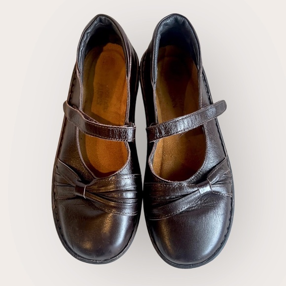 NAOT Brown Leather Mary Jane Shoe  Comfort Flat Sz EU 39/ US Size 8-8.5 - Picture 1 of 12